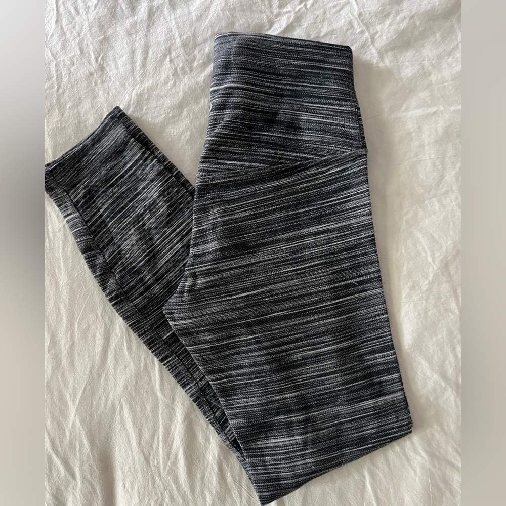 Lululemon Align High Rise 28” Legging with liner size 4. Excellent Used Conditio